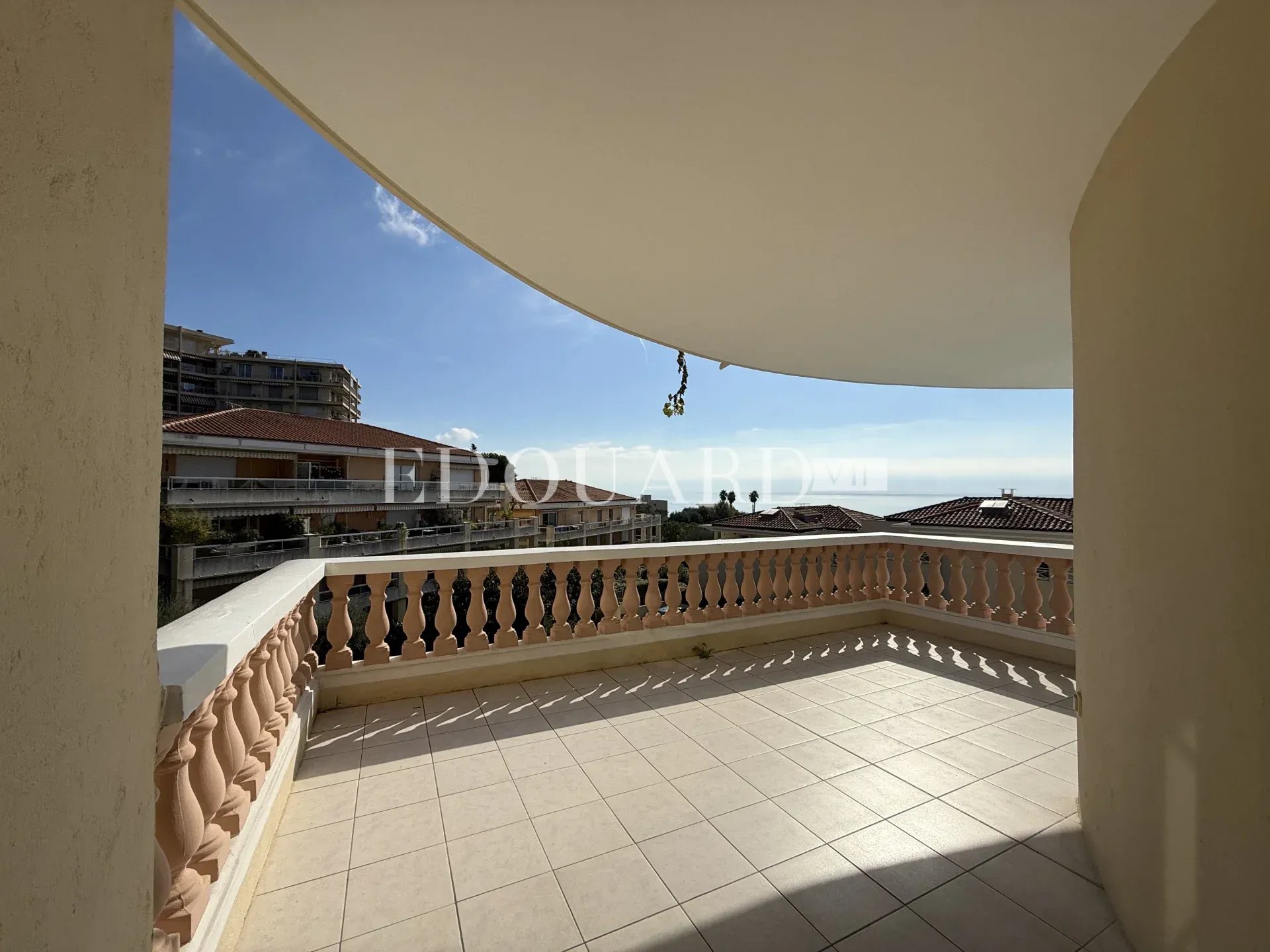 En exclusivité trois pièces avec terrasse, vue mer et garage, dans résidence de standing avec piscine
