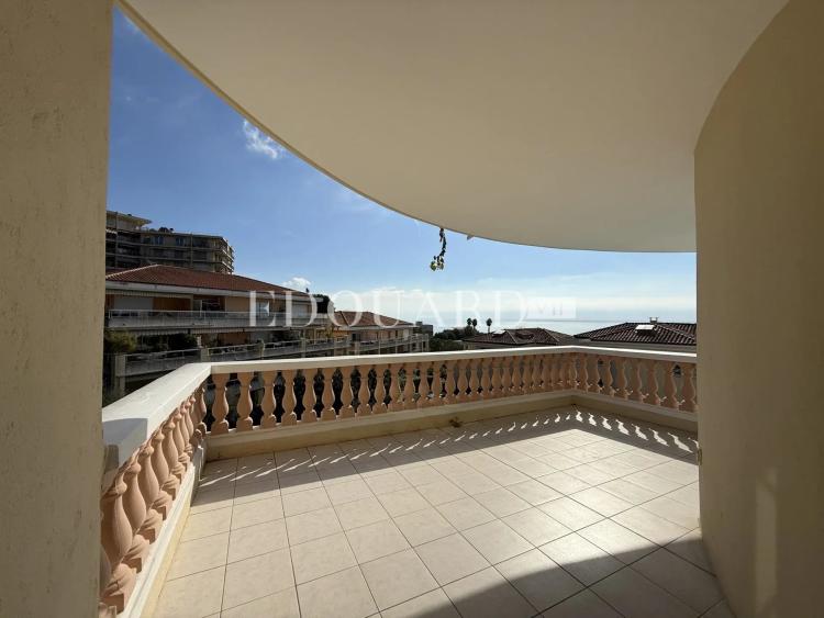 En exclusivité trois pièces avec terrasse, vue mer et garage, dans résidence de standing avec piscine