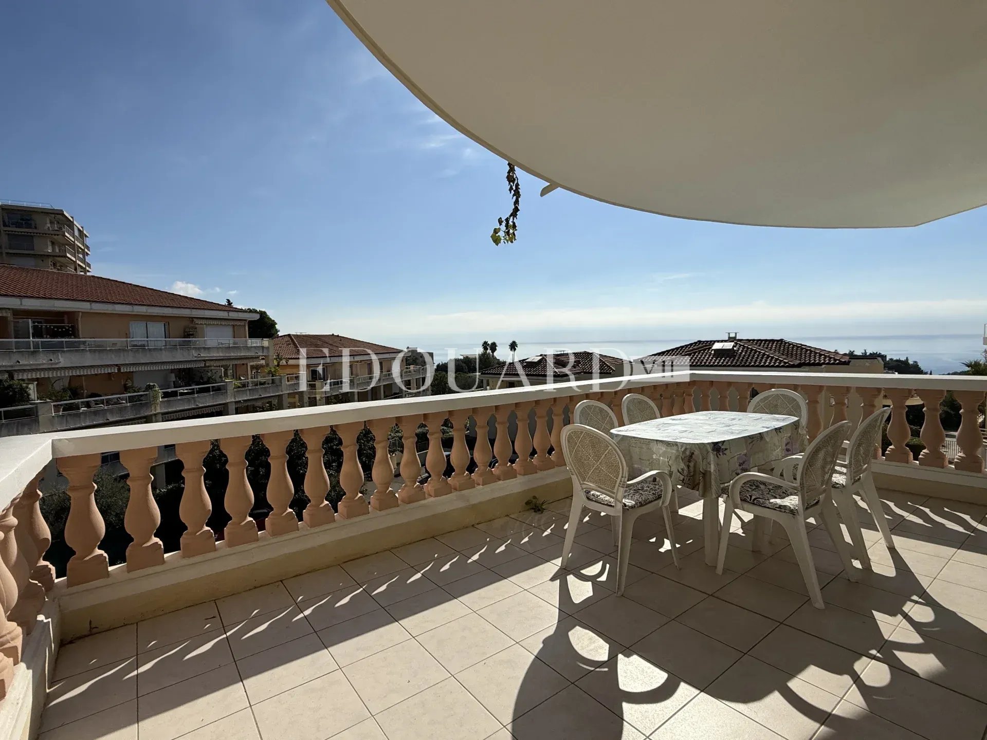 En exclusivité trois pièces avec terrasse, vue mer et garage, dans résidence de standing avec piscine