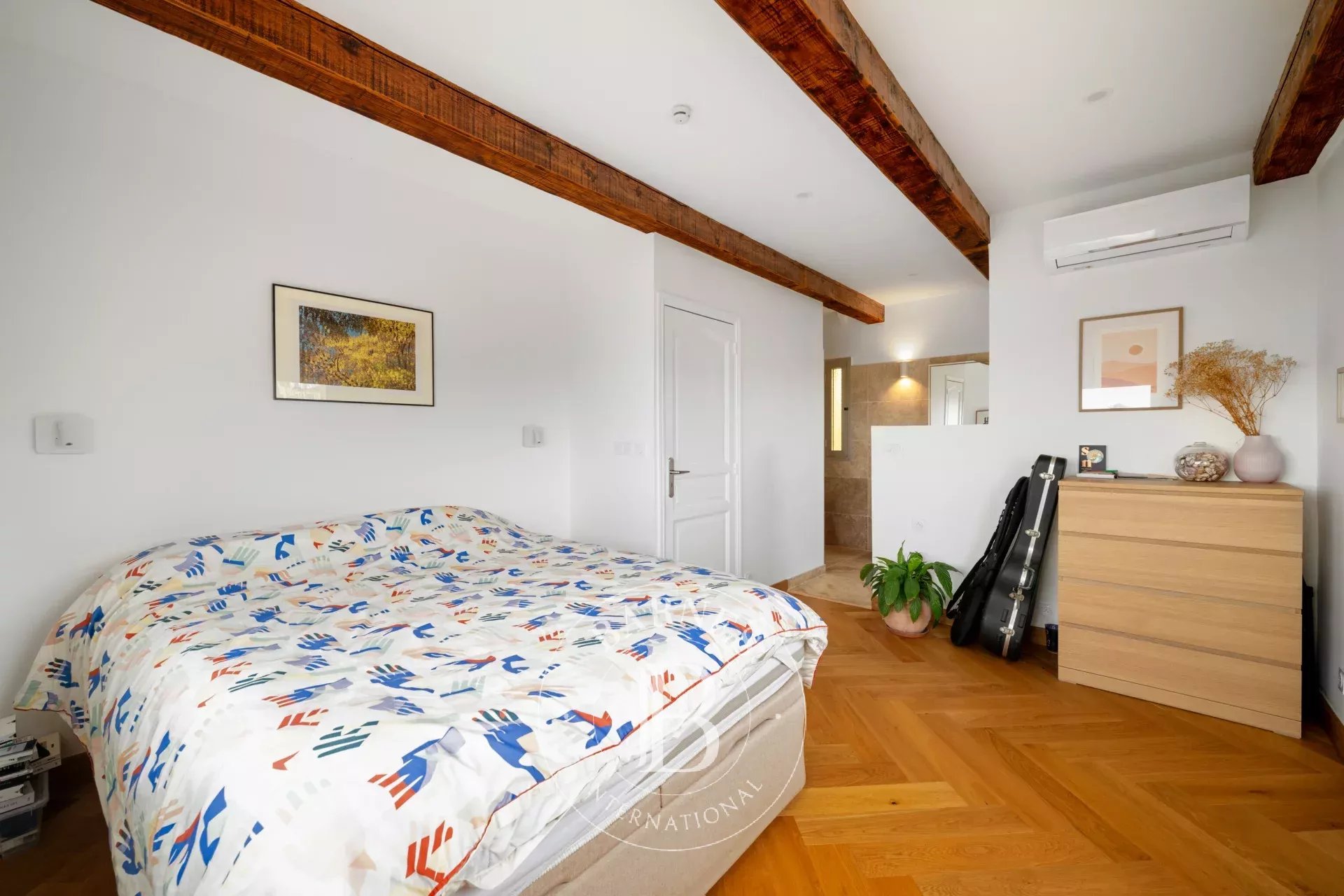 EXCLUSIVITÉ - NICE OUEST - SUPERBE VILLA - PISCINE - VUE MER PANORAMIQUE - ENVIRONNEMENT CALME - BEAUX VOLUMES - JARDIN PAYSAGER - À 15 MINUTES DES PLAGES