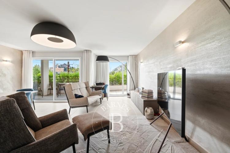 NICE – PROCHE PROMENADE DES ANGLAIS – APPARTEMENT ENTIÈREMENT RÉNOVÉ