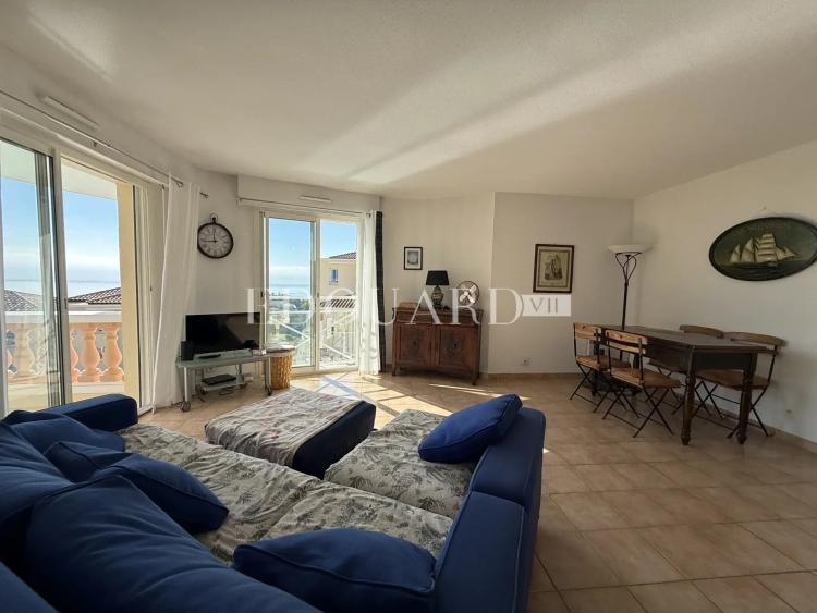 En exclusivité trois pièces avec terrasse, vue mer et garage, dans résidence de standing avec piscine