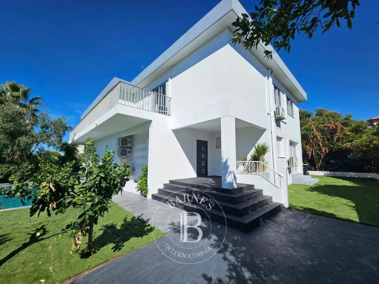 Saint-Laurent-du-Var – Villa familiale avec piscine, jardin et vue mer panoramique