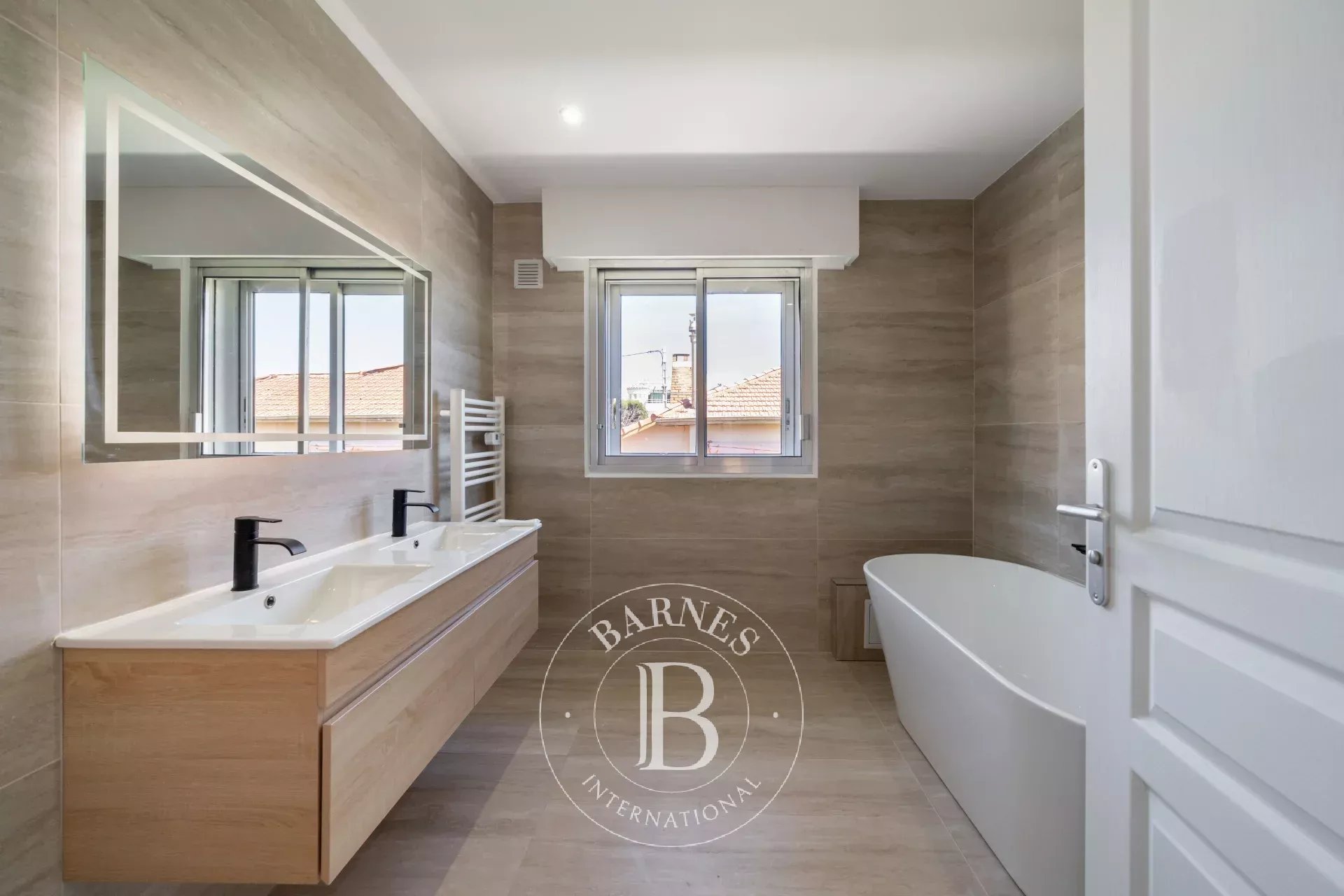 Saint-Laurent-du-Var – Villa familiale avec piscine, jardin et vue mer panoramique