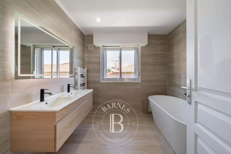 Saint-Laurent-du-Var – Villa familiale avec piscine, jardin et vue mer panoramique