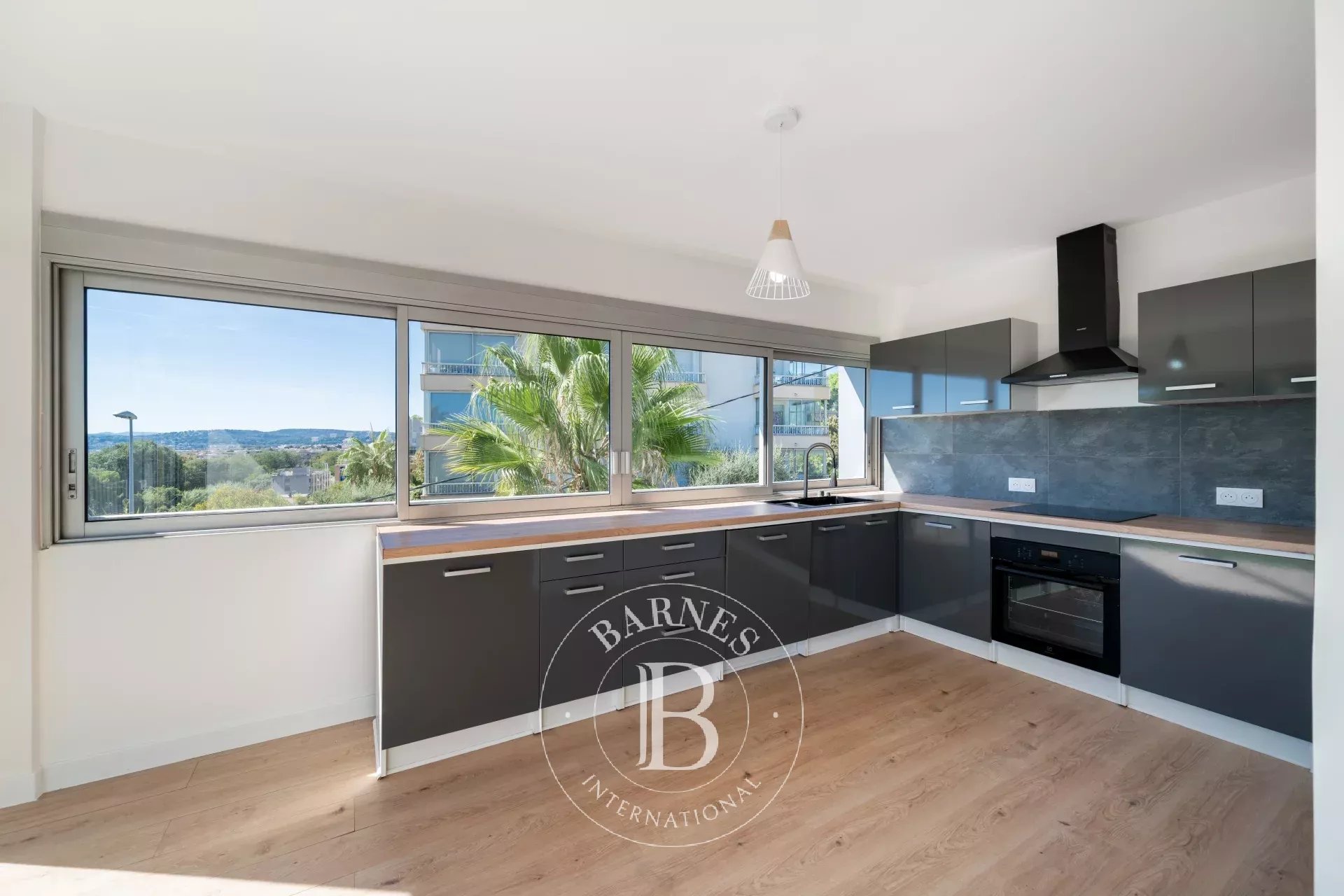 Saint-Laurent-du-Var – Villa familiale avec piscine, jardin et vue mer panoramique