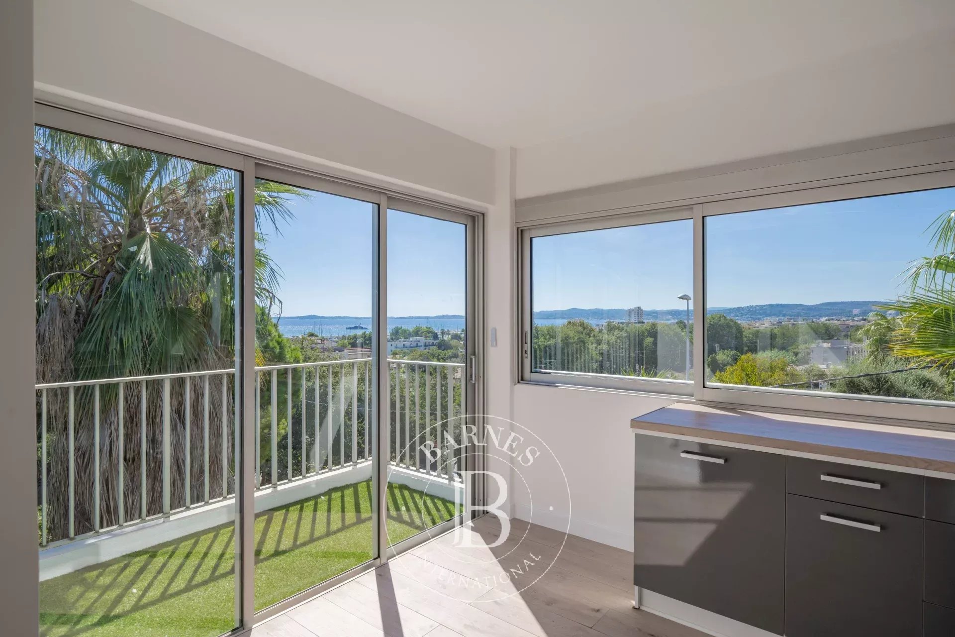 Saint-Laurent-du-Var – Villa familiale avec piscine, jardin et vue mer panoramique