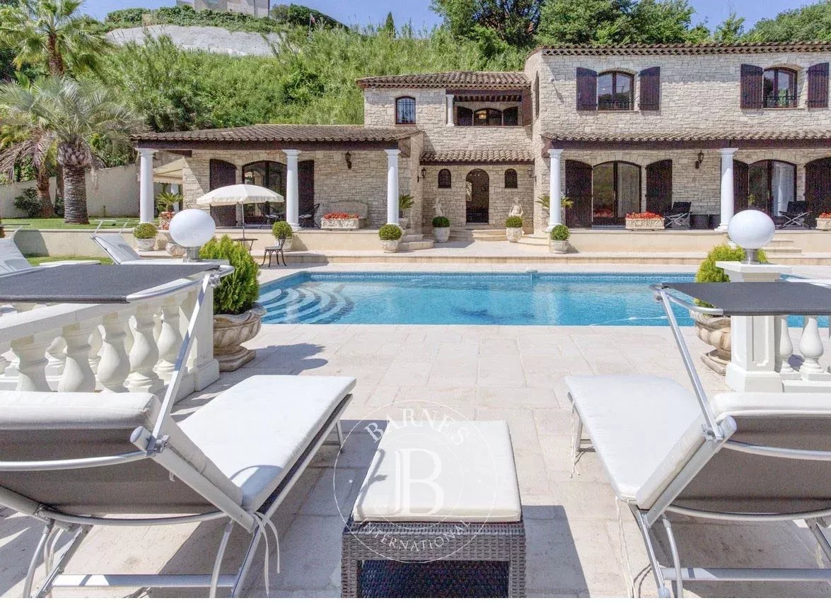 Cagnes-sur-Mer – Villa en pierre avec piscine, vue mer et Haut-de-Cagnes