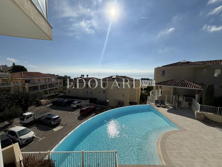 En exclusivité trois pièces avec terrasse, vue mer et garage, dans résidence de standing avec piscine
