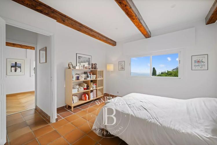 EXCLUSIVITÉ - NICE OUEST - SUPERBE VILLA - PISCINE - VUE MER PANORAMIQUE - ENVIRONNEMENT CALME - BEAUX VOLUMES - JARDIN PAYSAGER - À 15 MINUTES DES PLAGES