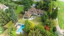 Charmante Propriété à Rénover, Vue Et Piscine Intérieure à St Légier