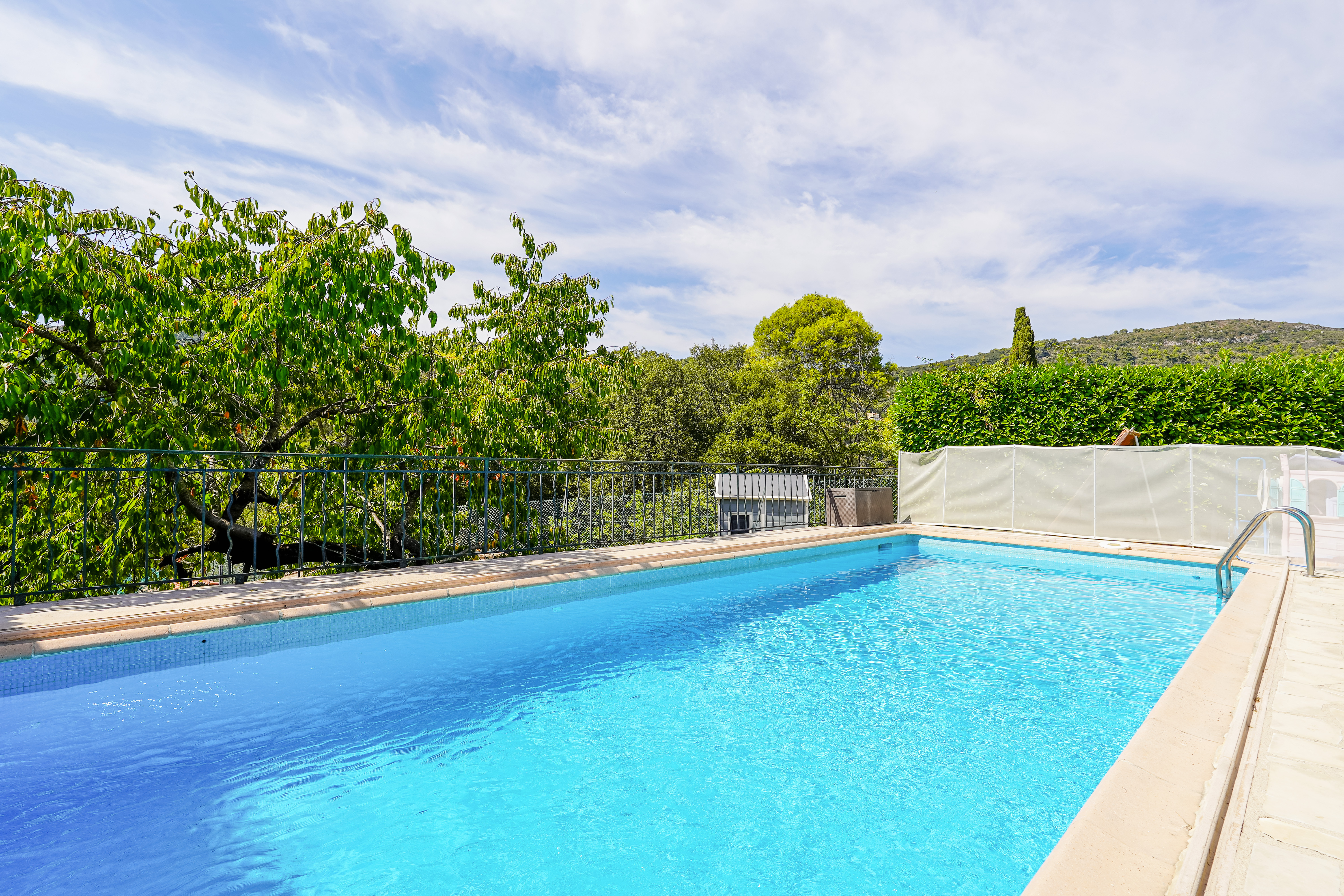 LA TRINITÉ - MAISON - PISCINE & TERRAIN DE JEUX