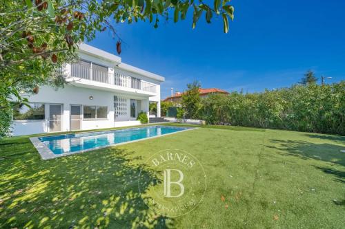 Saint-Laurent-du-Var – Villa familiale avec piscine, jardin et vue mer panoramique