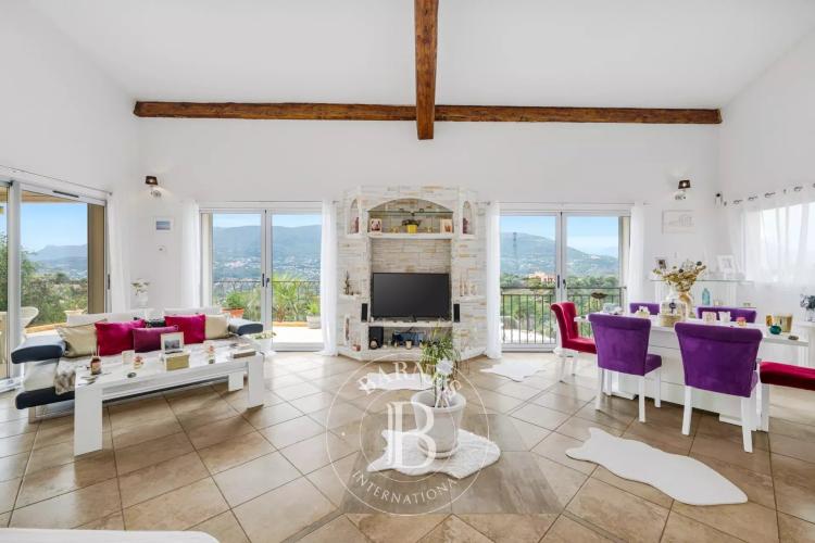 COLOMARS - PROPRIÉTÉ FAMILIALE DE 331 M² - PISCINE ET JARDIN DE 2 262 M²