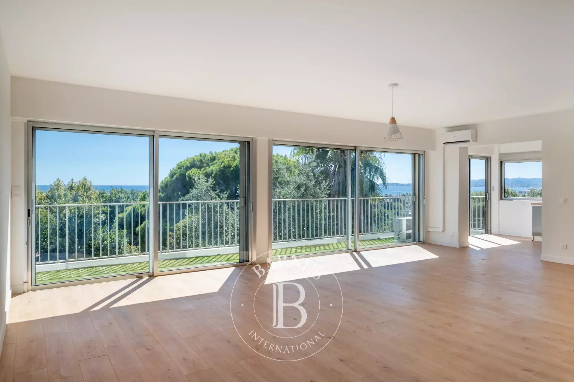 Saint-Laurent-du-Var – Villa familiale avec piscine, jardin et vue mer panoramique