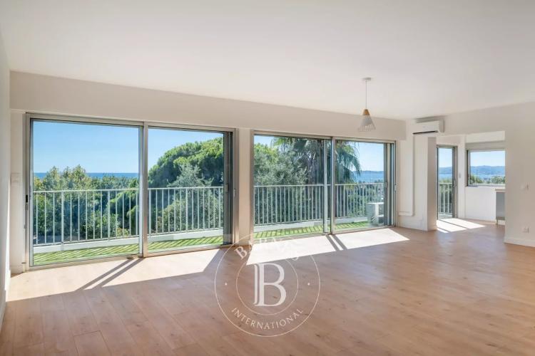 Saint-Laurent-du-Var – Villa familiale avec piscine, jardin et vue mer panoramique