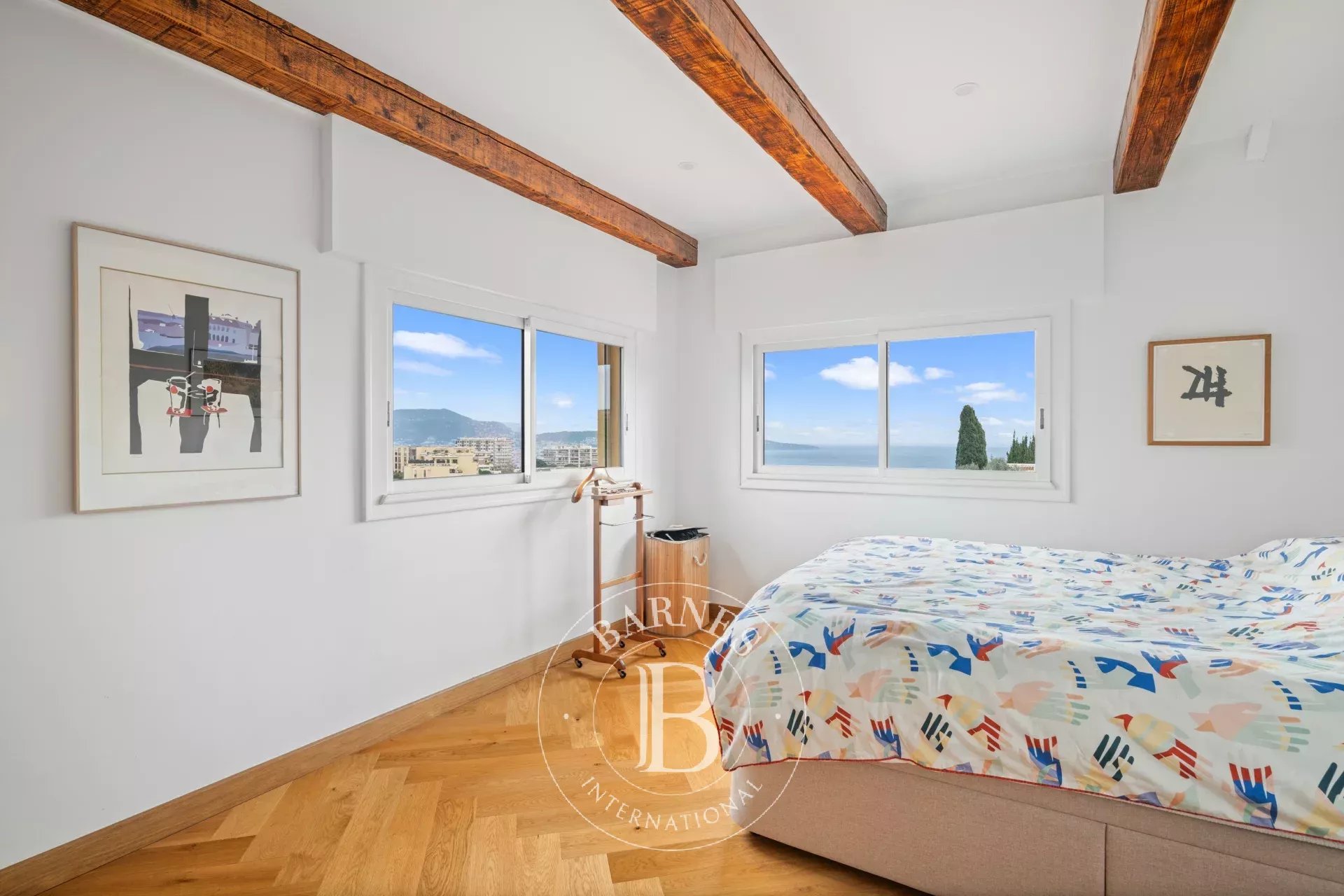EXCLUSIVITÉ - NICE OUEST - SUPERBE VILLA - PISCINE - VUE MER PANORAMIQUE - ENVIRONNEMENT CALME - BEAUX VOLUMES - JARDIN PAYSAGER - À 15 MINUTES DES PLAGES