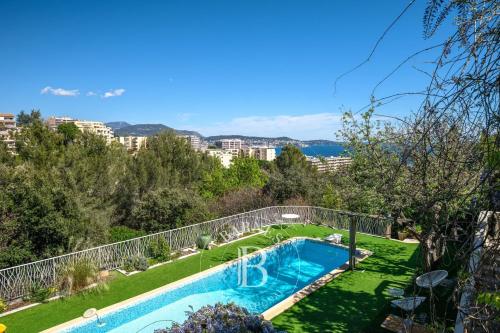 EXCLUSIVITÉ - NICE OUEST - SUPERBE VILLA - PISCINE - VUE MER PANORAMIQUE - ENVIRONNEMENT CALME - BEAUX VOLUMES - JARDIN PAYSAGER - À 15 MINUTES DES PLAGES