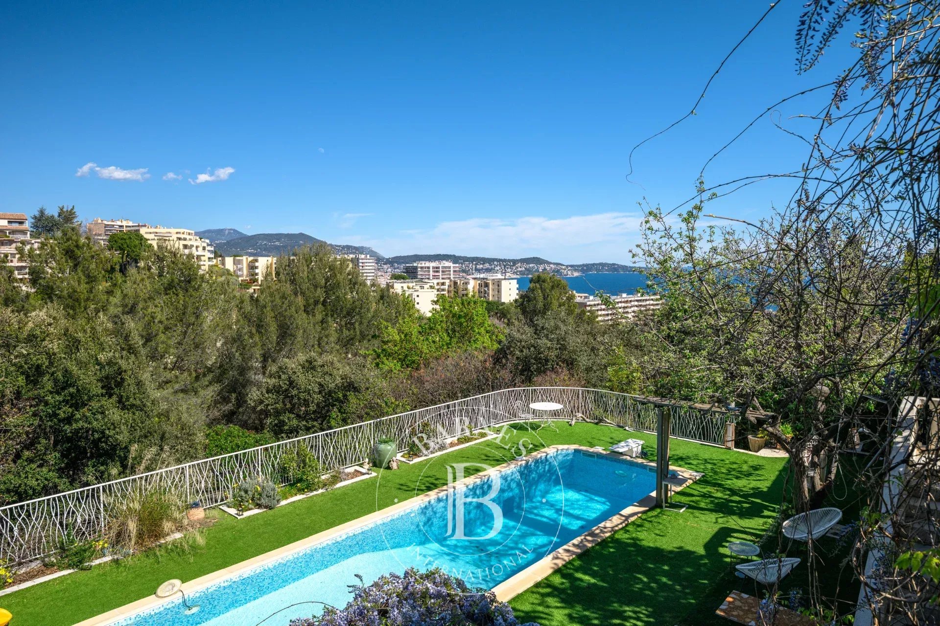 EXCLUSIVITÉ - NICE OUEST - SUPERBE VILLA - PISCINE - VUE MER PANORAMIQUE - ENVIRONNEMENT CALME - BEAUX VOLUMES - JARDIN PAYSAGER - À 15 MINUTES DES PLAGES