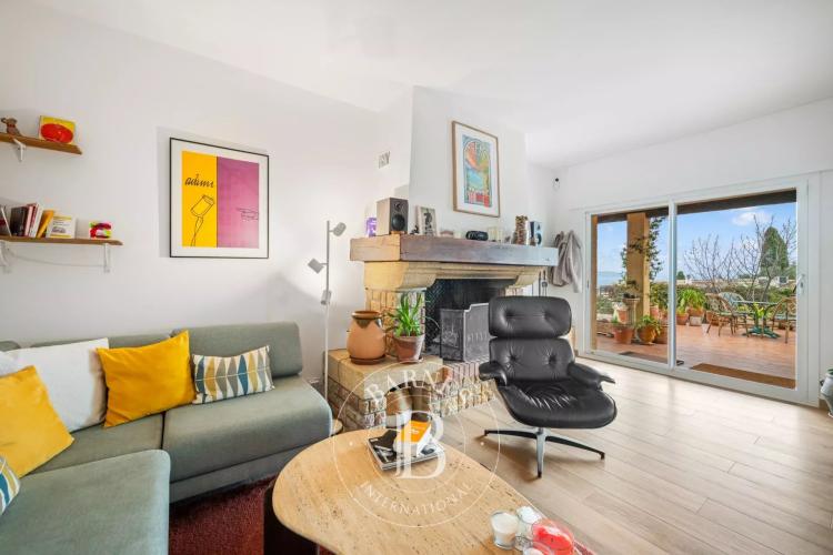 EXCLUSIVITÉ - NICE OUEST - SUPERBE VILLA - PISCINE - VUE MER PANORAMIQUE - ENVIRONNEMENT CALME - BEAUX VOLUMES - JARDIN PAYSAGER - À 15 MINUTES DES PLAGES