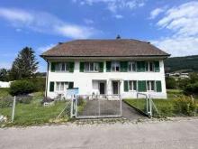 Großes Gebäude mit 2 Wohnungen mit 5,5 Zimmern