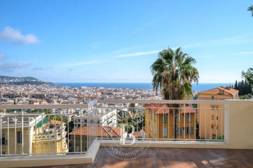 NICE - SAINT-PHILIPPE - APPARTEMENT EN DUPLEX - VUE MER PANORAMIQUE