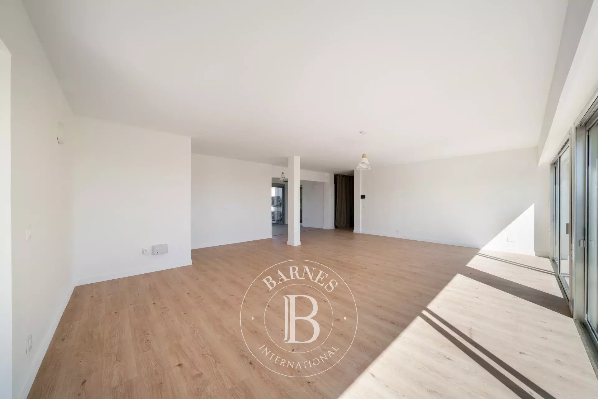 Saint-Laurent-du-Var – Villa familiale avec piscine, jardin et vue mer panoramique
