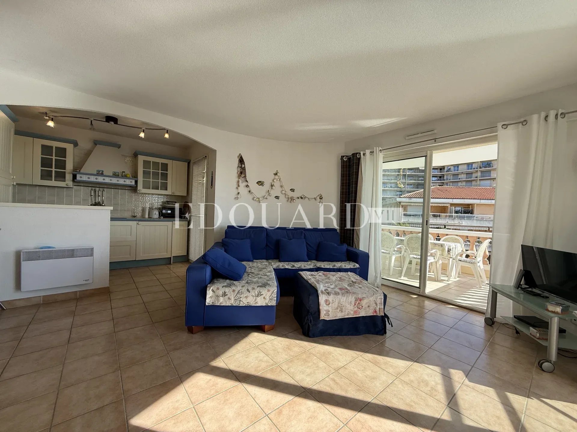En exclusivité trois pièces avec terrasse, vue mer et garage, dans résidence de standing avec piscine