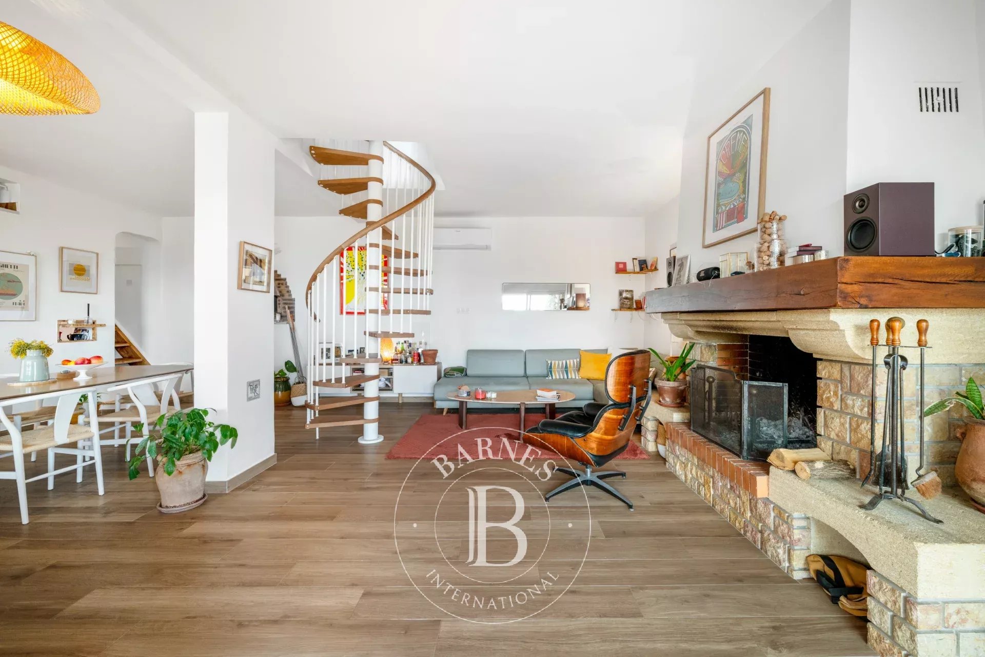 EXCLUSIVITÉ - NICE OUEST - SUPERBE VILLA - PISCINE - VUE MER PANORAMIQUE - ENVIRONNEMENT CALME - BEAUX VOLUMES - JARDIN PAYSAGER - À 15 MINUTES DES PLAGES