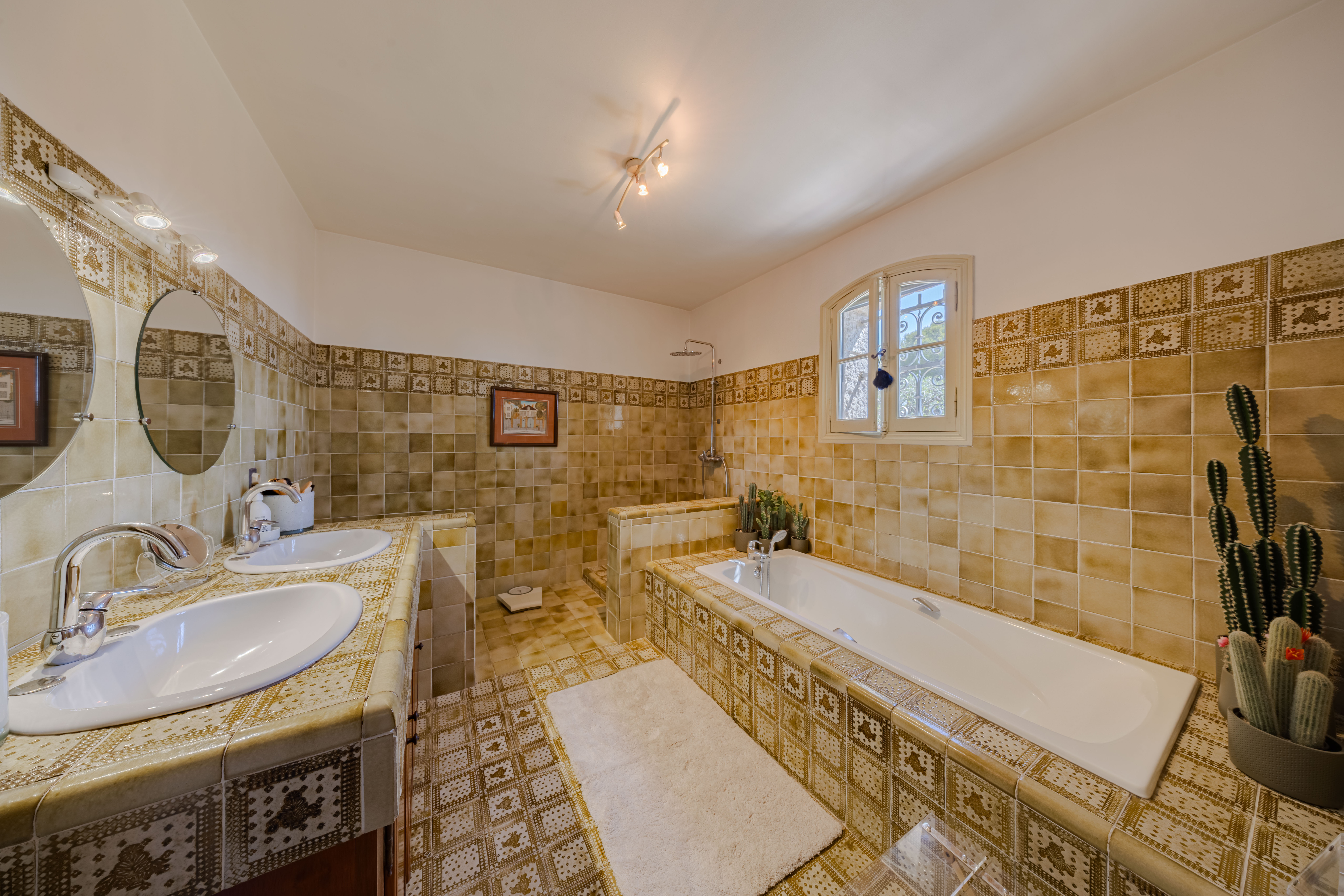 CHARMANTE MAISON PROVENÇALE AVEC PISCINE ET JARDIN