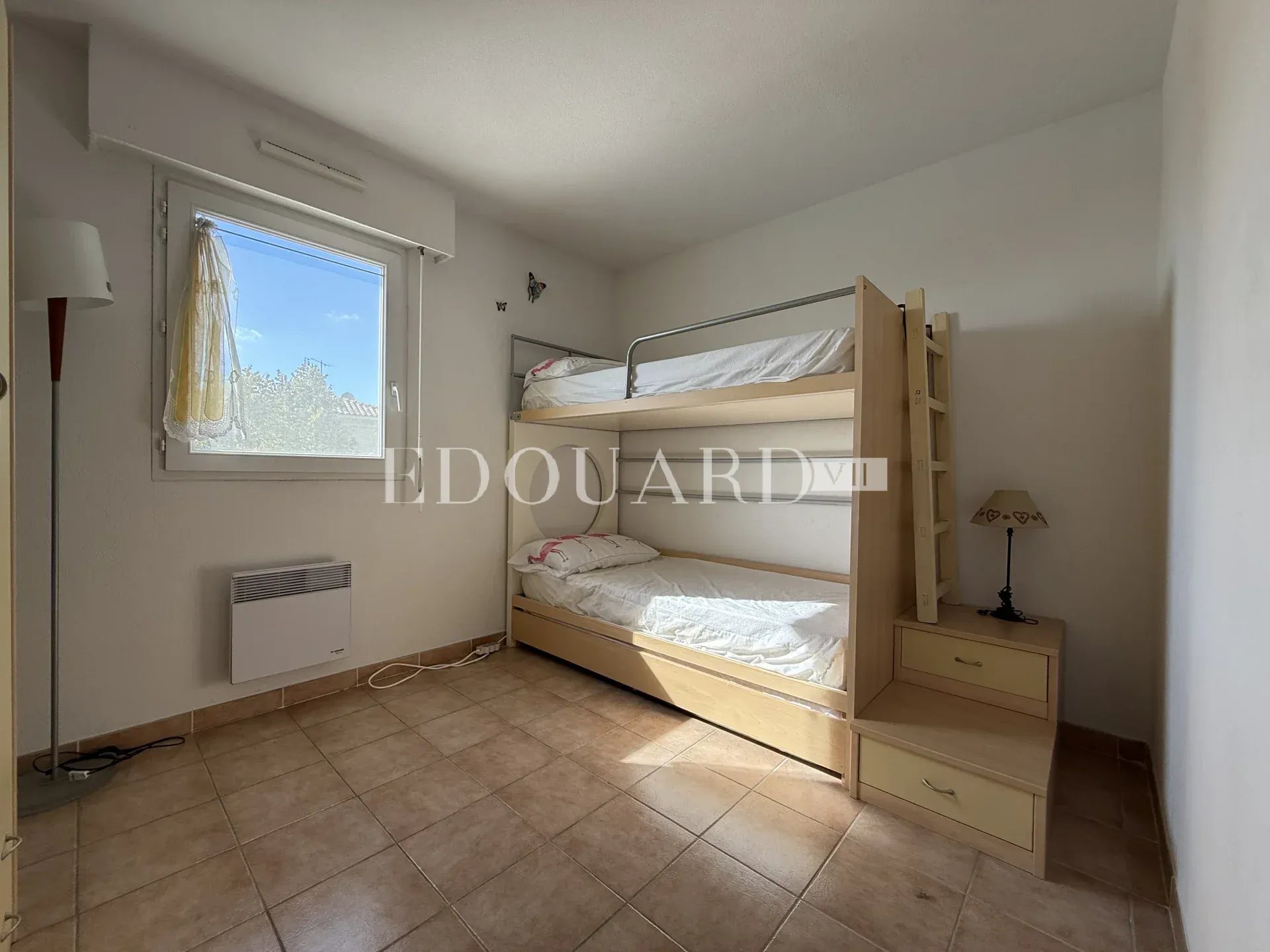 En exclusivité trois pièces avec terrasse, vue mer et garage, dans résidence de standing avec piscine