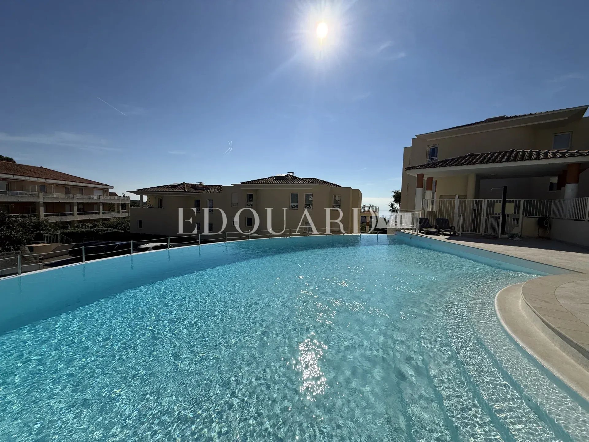 En exclusivité trois pièces avec terrasse, vue mer et garage, dans résidence de standing avec piscine