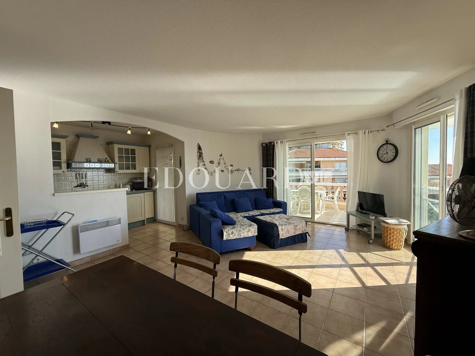 En exclusivité trois pièces avec terrasse, vue mer et garage, dans résidence de standing avec piscine