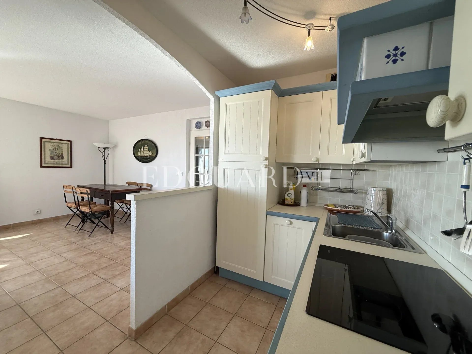 En exclusivité trois pièces avec terrasse, vue mer et garage, dans résidence de standing avec piscine