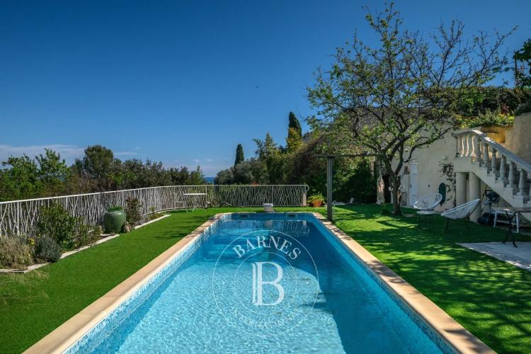 EXCLUSIVITÉ - NICE OUEST - SUPERBE VILLA - PISCINE - VUE MER PANORAMIQUE - ENVIRONNEMENT CALME - BEAUX VOLUMES - JARDIN PAYSAGER - À 15 MINUTES DES PLAGES