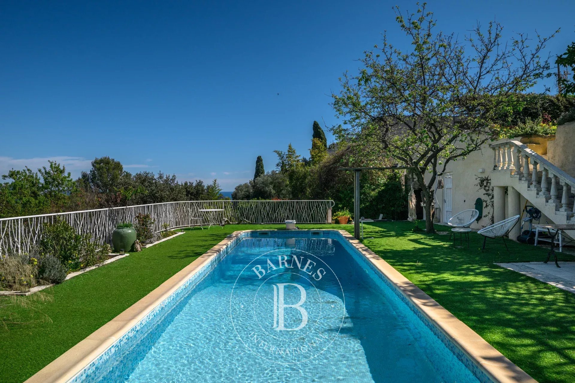 EXCLUSIVITÉ - NICE OUEST - SUPERBE VILLA - PISCINE - VUE MER PANORAMIQUE - ENVIRONNEMENT CALME - BEAUX VOLUMES - JARDIN PAYSAGER - À 15 MINUTES DES PLAGES