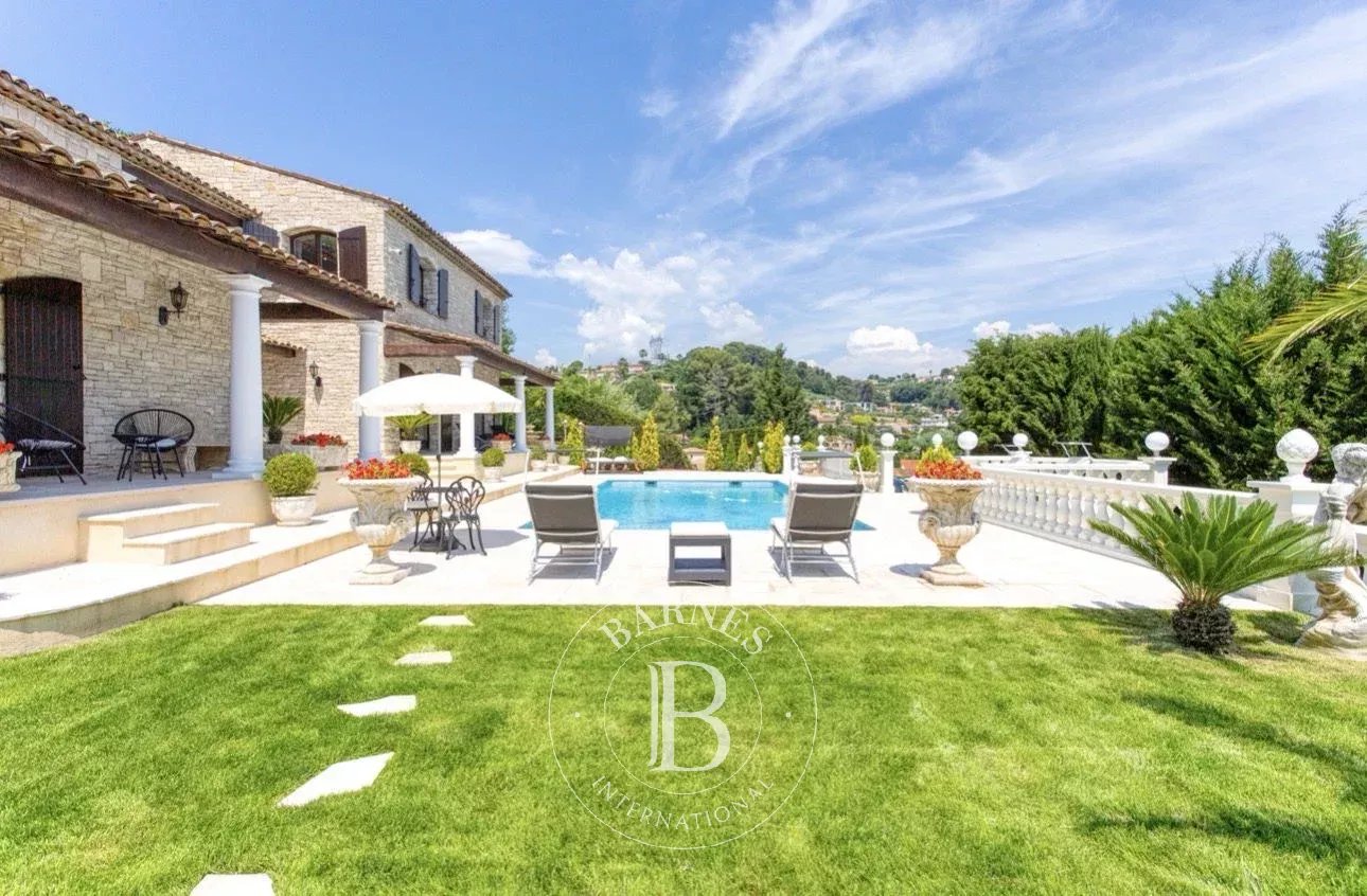 Cagnes-sur-Mer – Villa en pierre avec piscine, vue mer et Haut-de-Cagnes