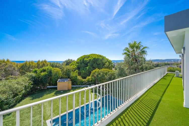 Saint-Laurent-du-Var – Villa familiale avec piscine, jardin et vue mer panoramique